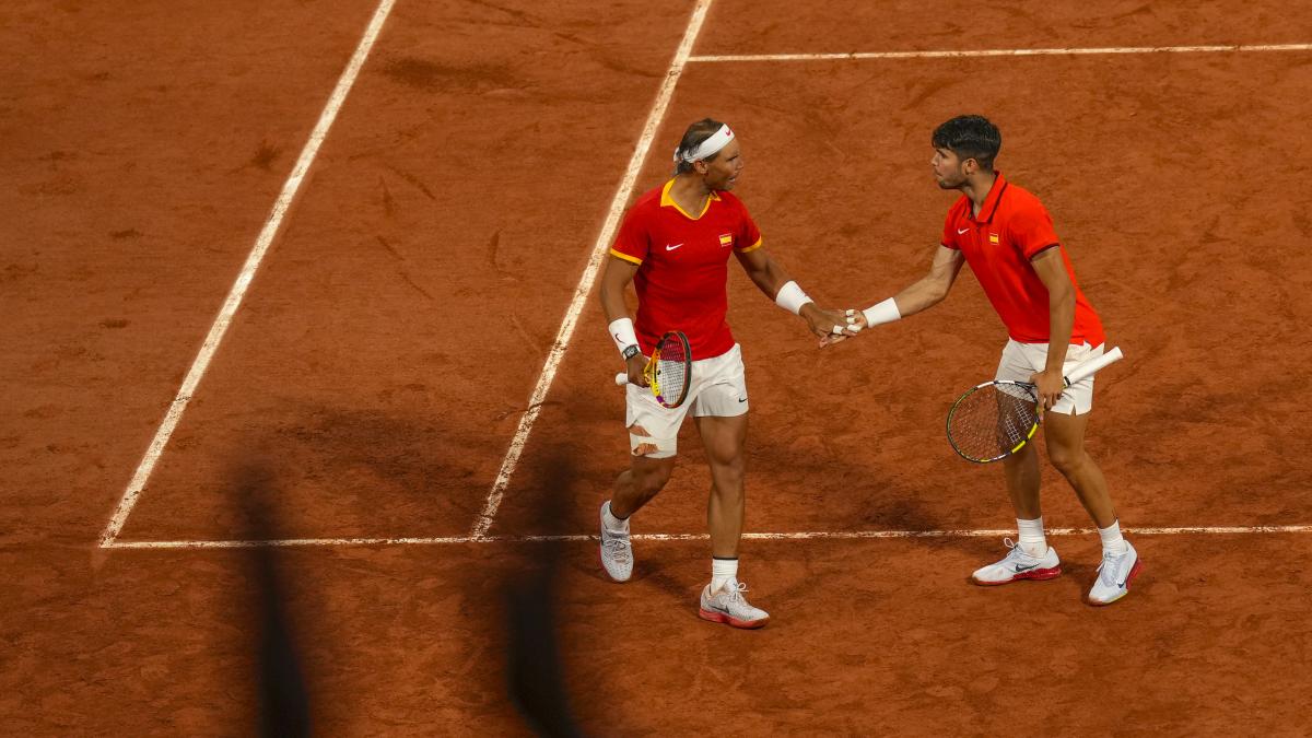 París 2024: Rafael Nadal y Carlos Alcaraz ganan su primer duelo en el torneo de dobles