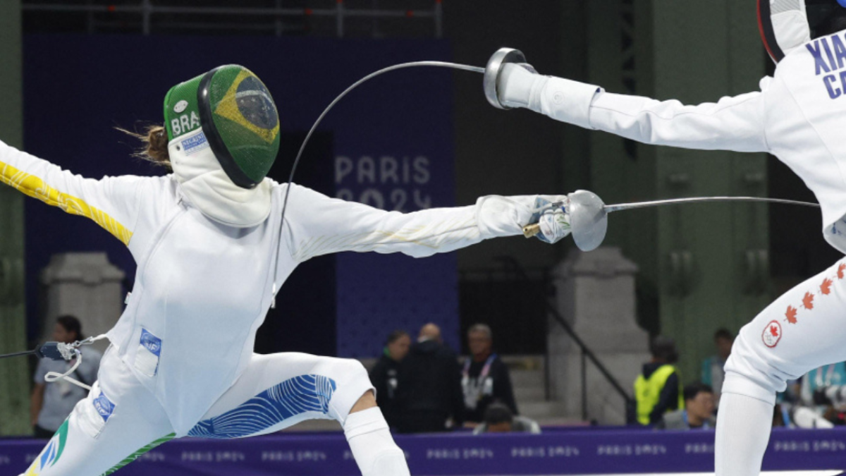 París 2024 | ¡Qué oso! Esgrimista brasileña al borde de un colapso y su entrenador ocupa la silla que llevaron las asistencias