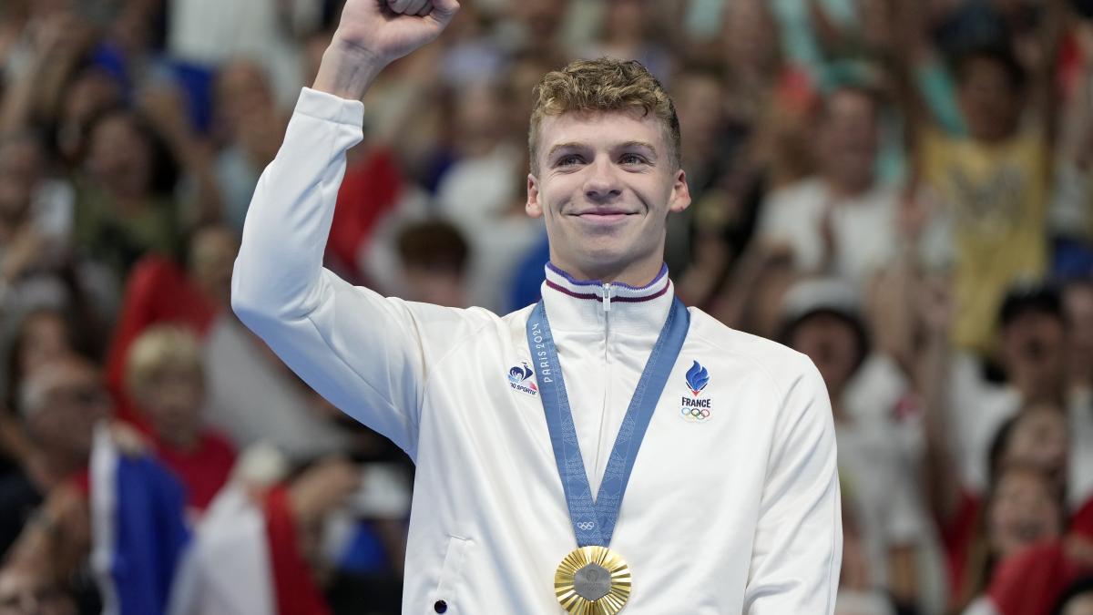 París 2024: Leon Marchand gana el oro en 400 m combinados y rompe marca de Michael Phelps