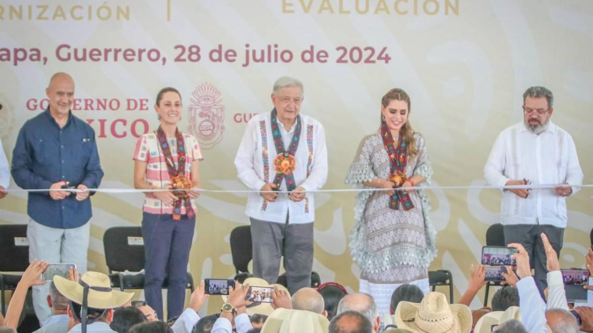 Entregan AMLO y Nuño ampliación de carretera