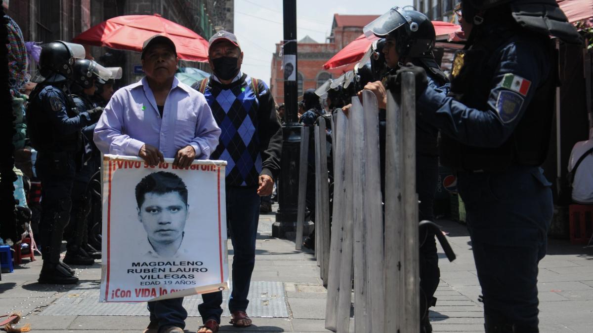 Sin expectativas de solución, padres de jóvenes desaparecidos de Ayotzinapa se reúnen con AMLO