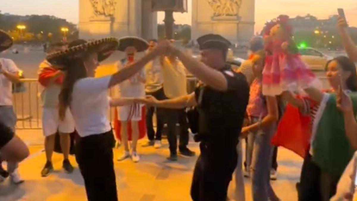 París 2024: Mexicana saca a bailar a un policía de Francia frente al Arco del Triunfo (VIDEO)