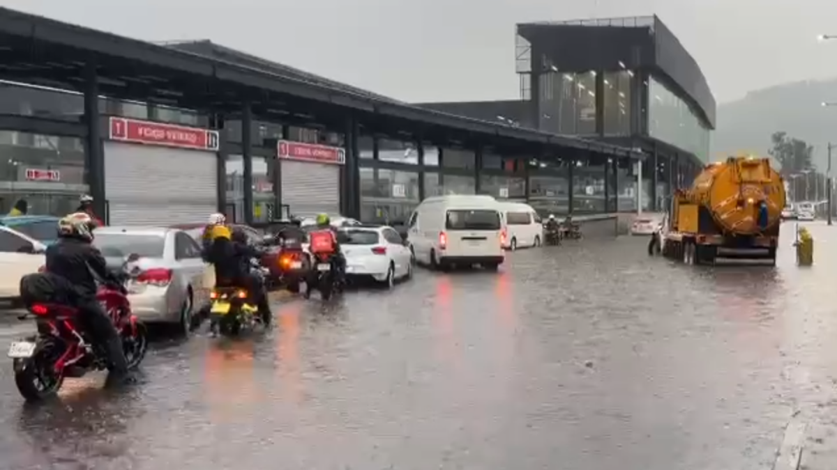 Lluvias inundan paradero de Indios Verdes; hay afectaciones en servicio del Metrobús