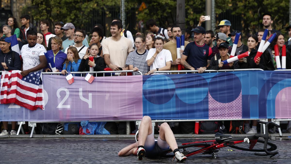 París 2024: ¡Caos! Así fueron las terribles caídas en el triatlón femenil (VIDEO)