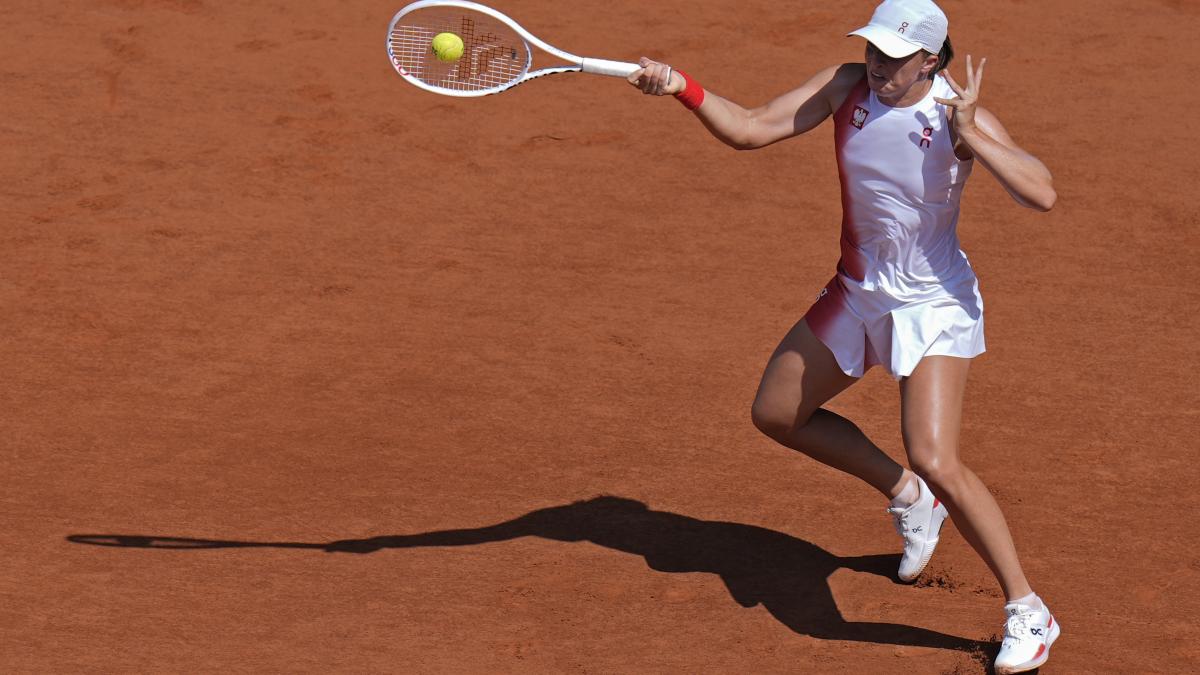 París 2024: Iga Swiatek, número 1 del mundo, es eliminada en semifinales por Zheng Qinwen, quien va por el oro en tenis