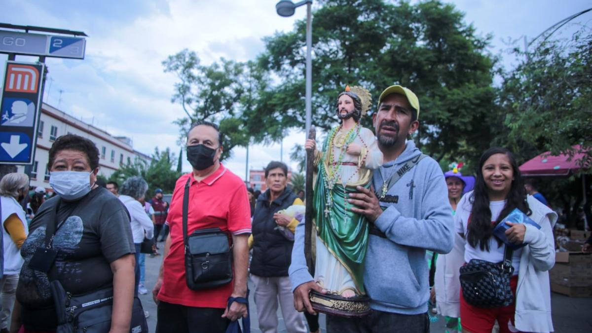 Miles de fieles asisten a la iglesia de San Hipolito a visitar la reliquia de San Judas Tadeo | VIDEO