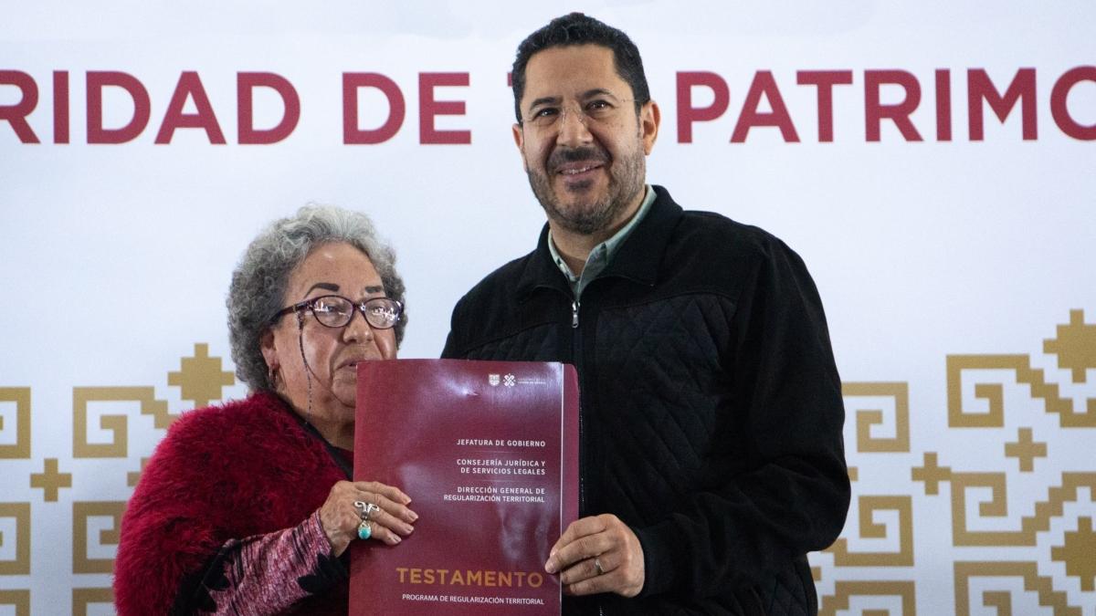 Batres entrega 3 mil 500 testamentos gratuitos a adultos mayores en CDMX