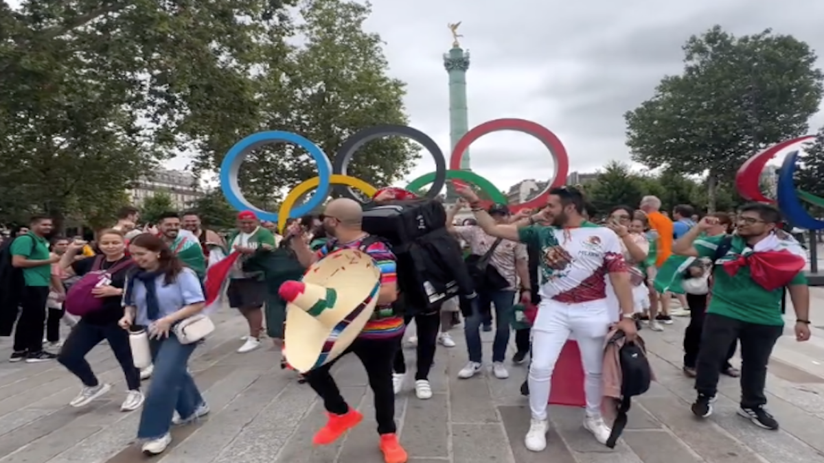 VIDEO: Mexicanos bailan el “Payaso de Rodeo” en plaza de París