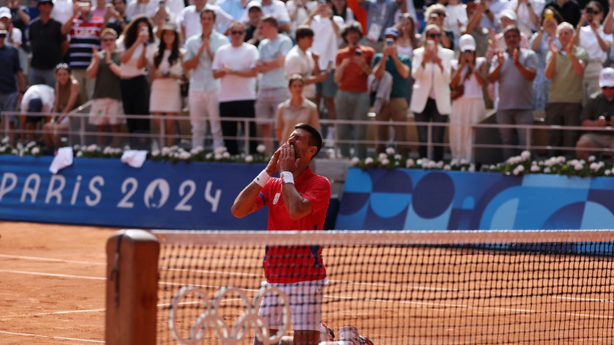 ​París 2024: Novak Djokovic ​llega hasta las lágrimas tras ganar el oro y deja una de las mejores postales de los Juegos Olímpicos