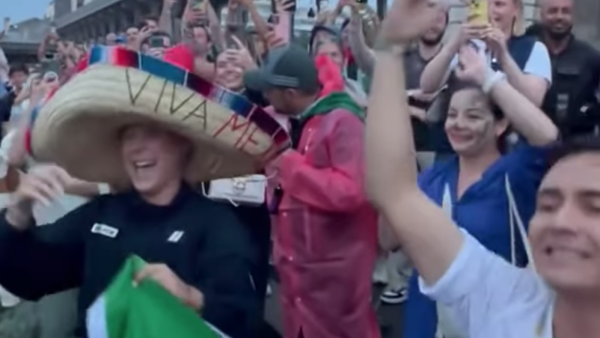 VIDEO: Mexicanos hacen bailar a policía en París al ritmo de “Noroeste Caliente”