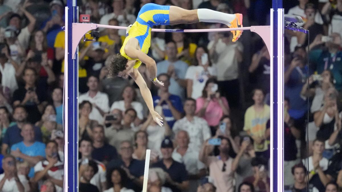 Duplantis logra récord olímpico en salto con pértiga