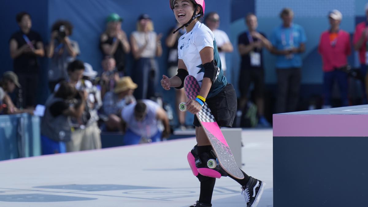 París 2024: Arisa Trew, de 14 años, logra el oro en la categoría de park femenino de skateboarding