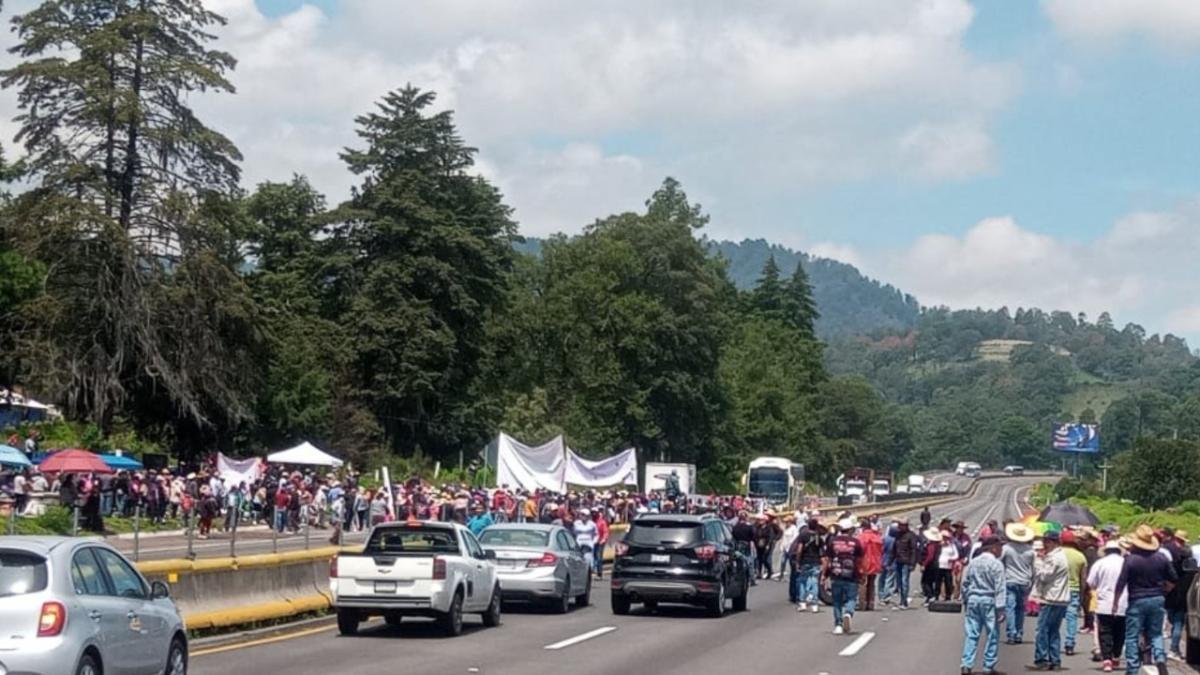 Advierte AMLO que no cederá a chantajes ni será rehén de nadie por bloqueo en autopista México - Puebla