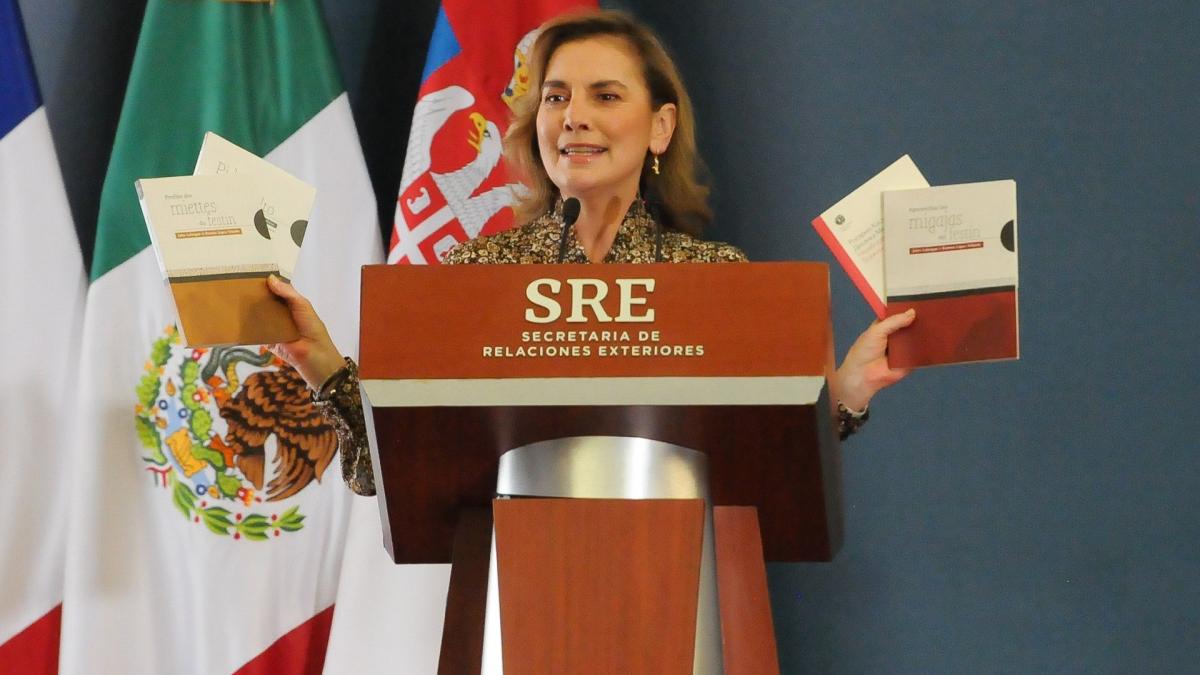 Beatriz Gutiérrez critica burocracia para publicar libros en México