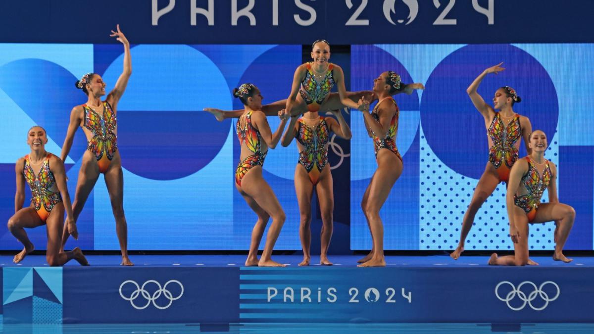 París 2024 | ¿Qué es lo que usan en el cabello las nadadoras artísticas?