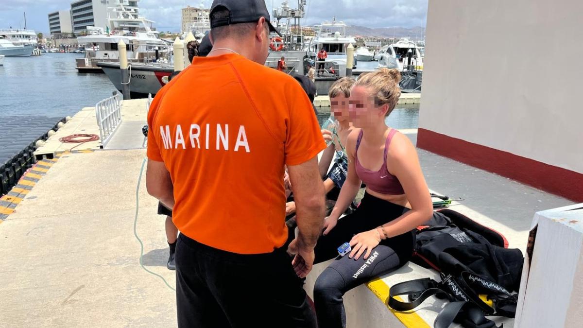 Marina rescata a 4 turistas que no podían salir del mar por el alto oleaje en BCS