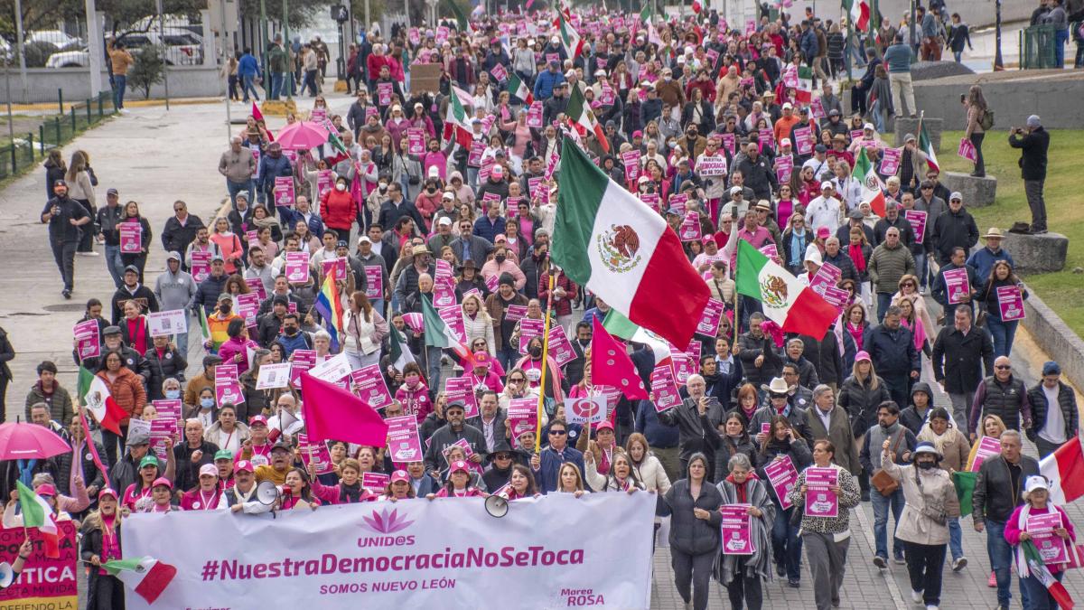 Van por “revivir” a la Marea Rosa con protesta ante el INE por supermayoría