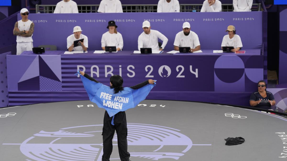 París 2024: Descalifican a refugiada afgana por llevar capa de 'Mujeres Afganas Libres' en Juegos Olímpicos