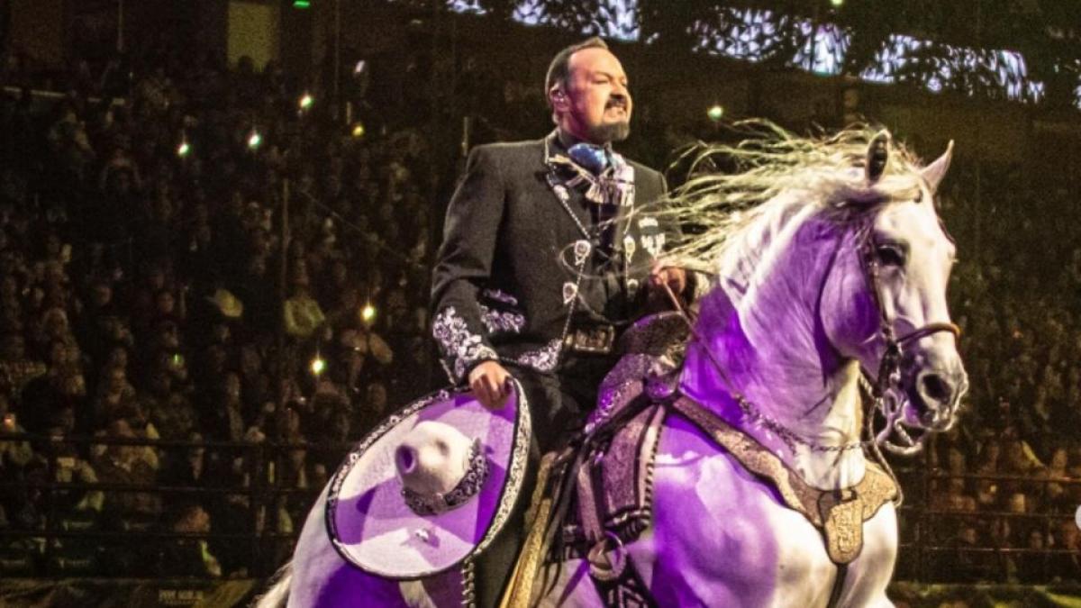 Acusan a Pepe Aguilar de maltrato animal por presumir cómo agrede becerros: 'cobarde panzón' | VIDEO