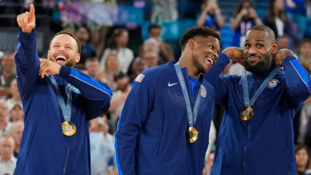 París 2024 | Stephen Curry celebra la medalla de oro con botella de champagne y mochila de Paw Patrol (VIDEO)