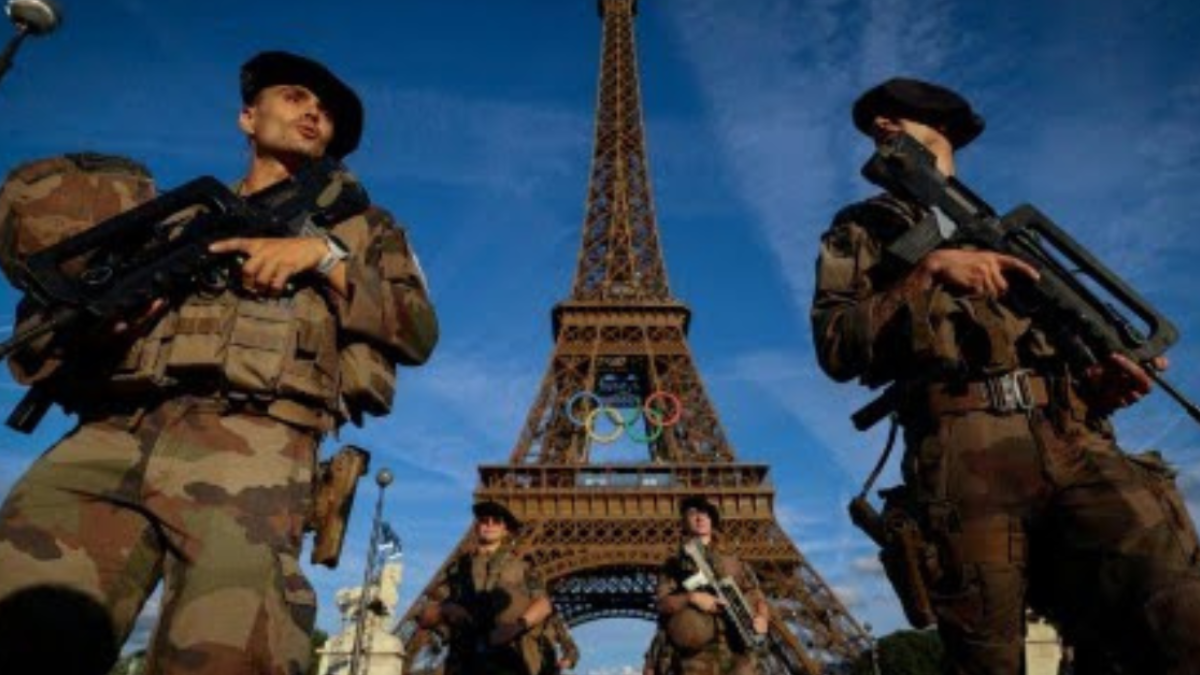 Paris 2024 | Terror en la Torre Eiffel; un hombre semidesnudo la escala y provoca fuerte movilización previo a la clausura