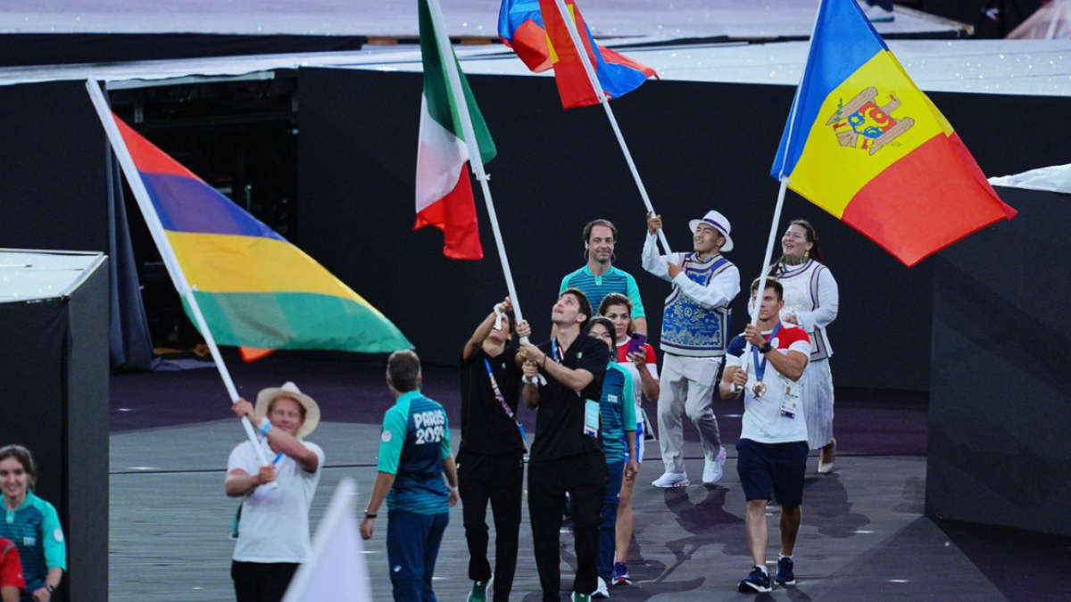 París 2024 | Nuria Diosdado y Marco Verde ondean la bandera de México como abanderados en la Ceremonia de Clausura