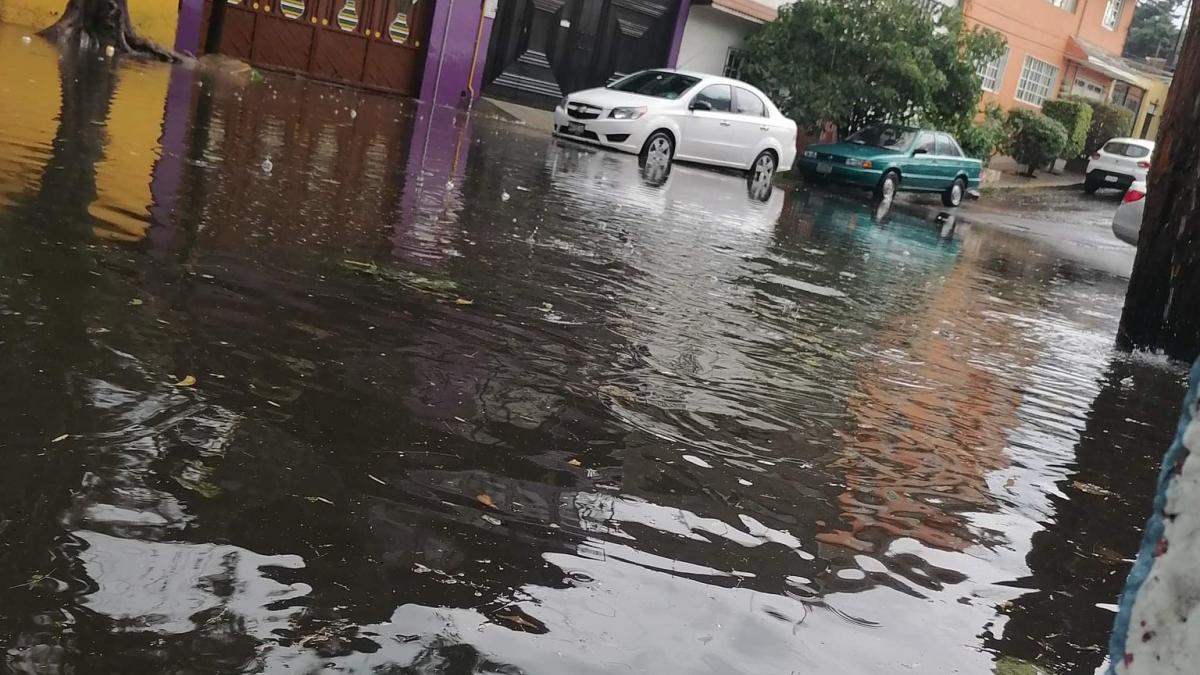 Lluvias dejan inundaciones en Tlalpan; autos quedan varados y bajo el agua | VIDEO