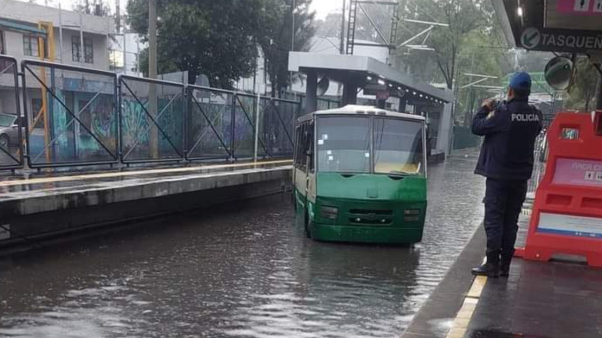 Microbús queda varado sobre vías del Tren Ligero en Tlalpan