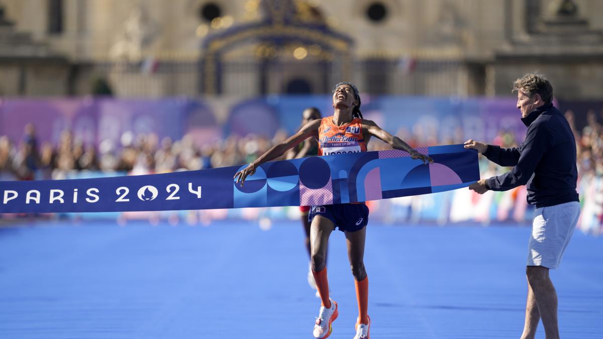 Sifan Hassan cierra atletismo en París con oro en maratón femenil