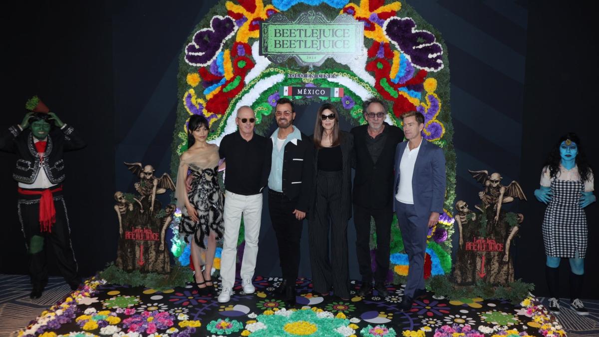 Jenna Ortega, Michael Keaton y Tim Burton ya están en México previo al estreno de Beetlejuice 2 | FOTOS