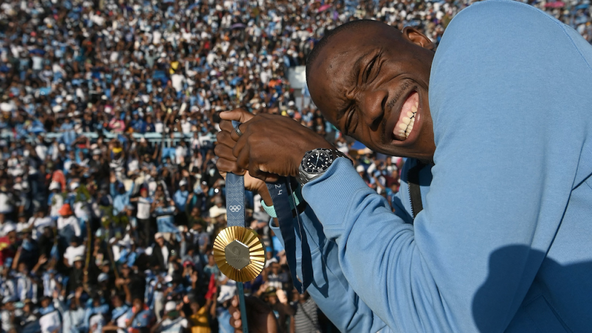 París 2024: ¡Reciben a Letsile Tebogo como héroe! Más de 20 mil personas celebran el primer oro olímpico de Botswana