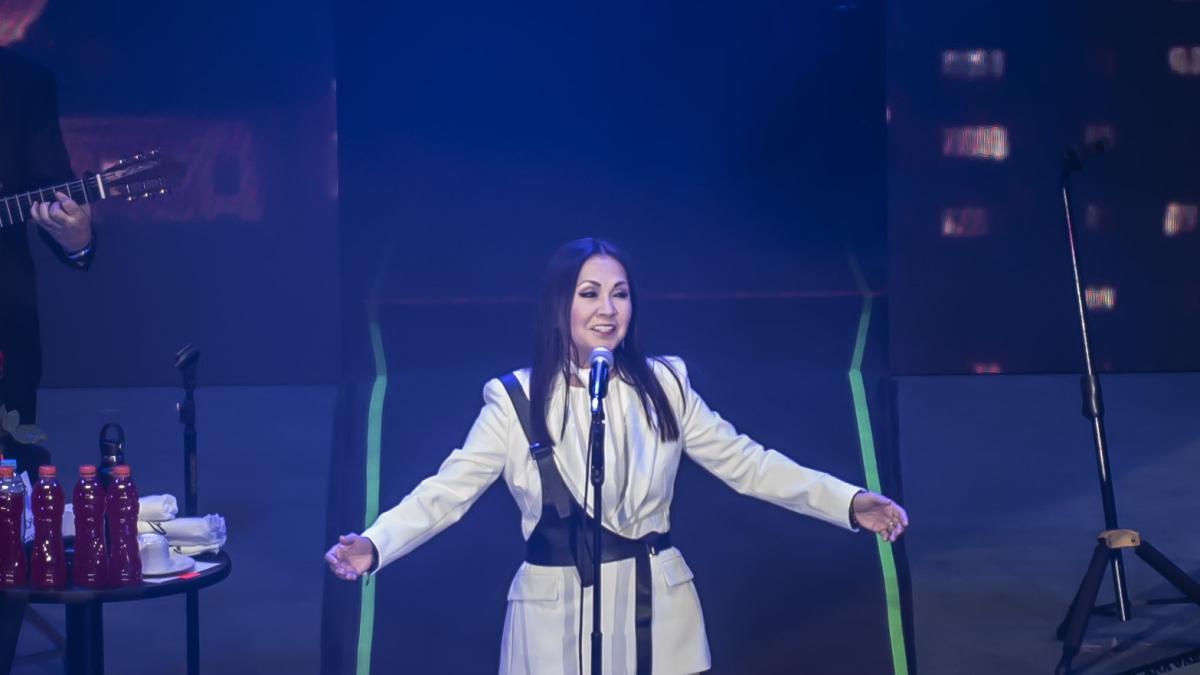 Ana Gabriel celebra 50 años de carrera con mariachi y banda en el Auditorio Nacional