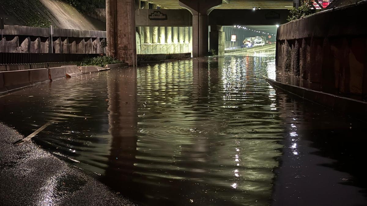 Lluvias inundan vialidades de CDMX; paralizan la circulación en Anillo Periférico