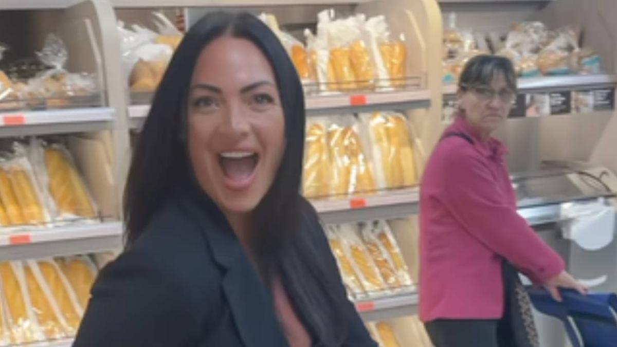 Ella es Chloe Lopez, influencer que dejó ropa interior usada en la comida de un supermercado