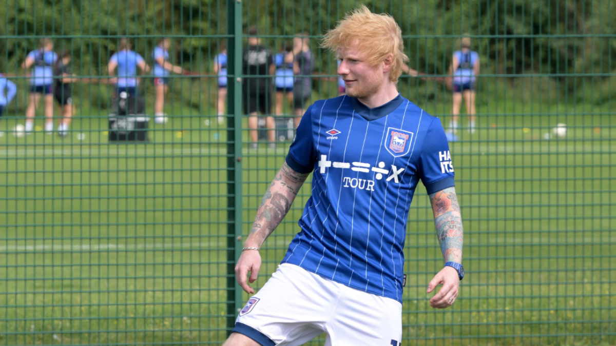 Ed Sheeran presume su nueva etapa en el futbol profesional con un equipo de la Premier League (VIDEO)