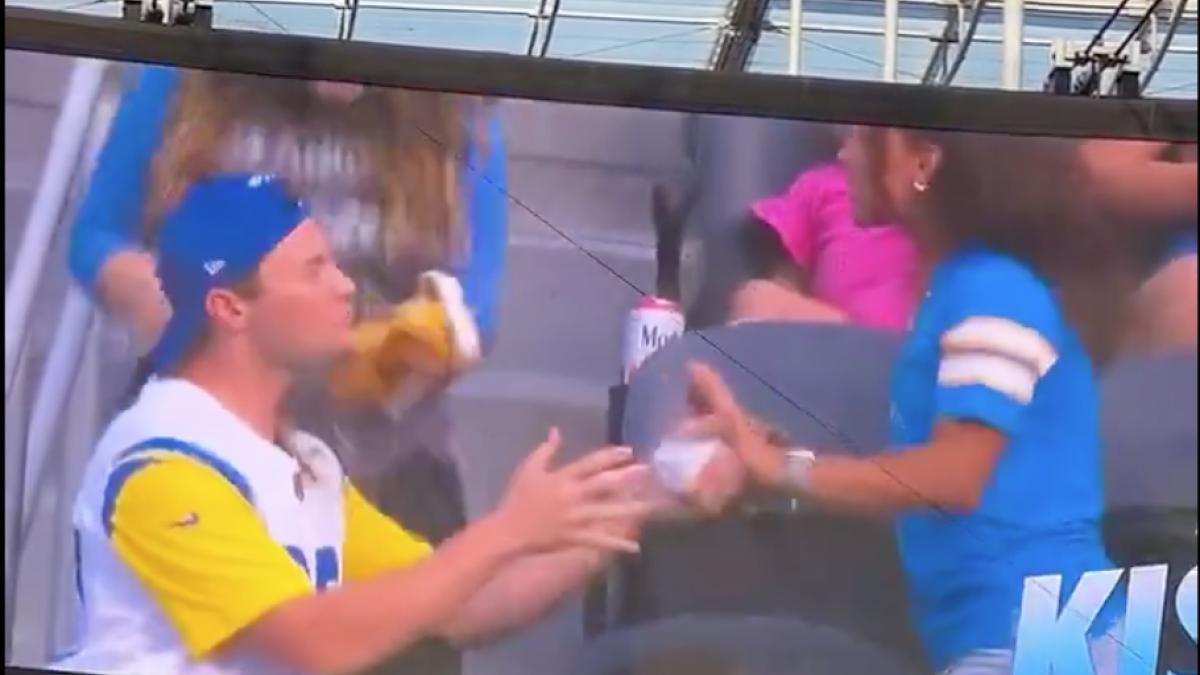 ¡Propuesta de matrimonio fallida! Fan de los Rams entrega anillo, pero recibe un "No" y termina bañado en nachos (Video)