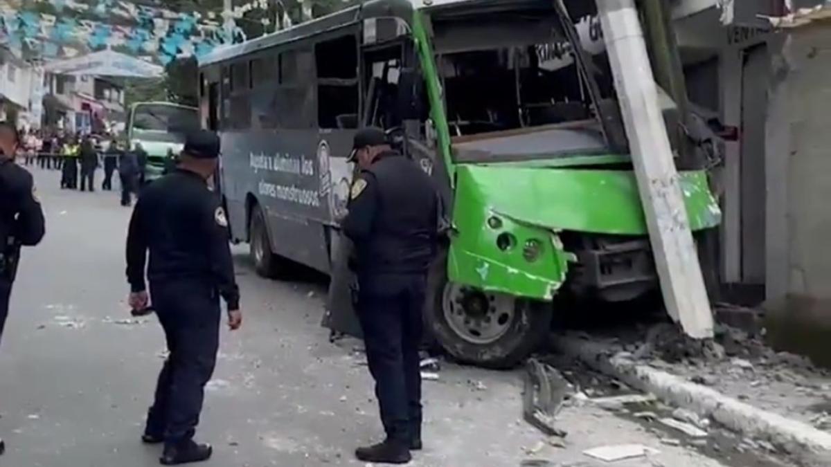 Captan en VIDEO momento exacto del choque entre combi y camión que dejó dos muertos en Cuajimalpa