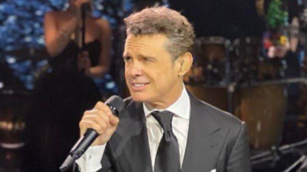 Con lleno total, Luis Miguel arranca la última etapa de su histórico Tour 2023-2024