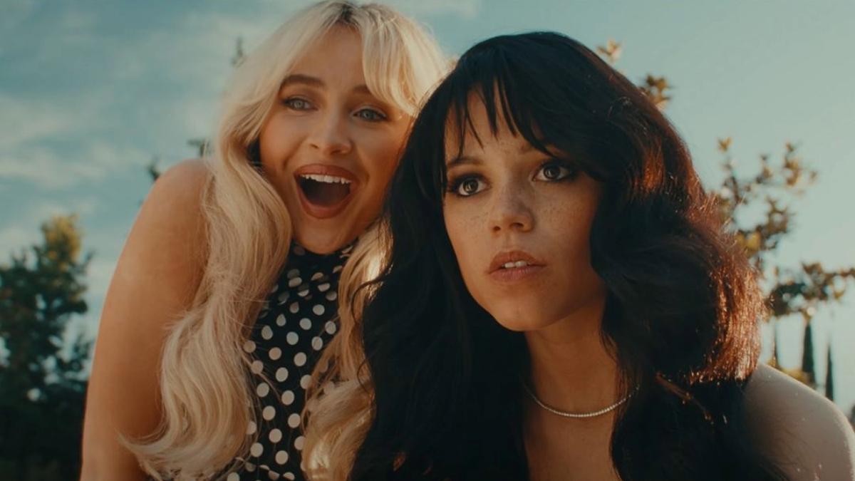 Sabrina Carpenter y Jenna Ortega se dan un apasionado beso en el video musical de 'Taste' | VIDEO