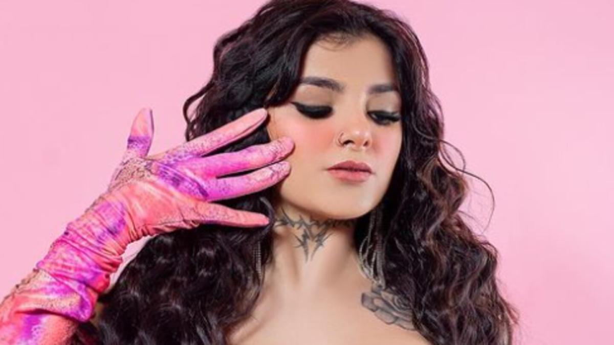 Karely Ruiz amenaza a sus fans por el hate que le tiran por su embarazo y dice que se irá de México