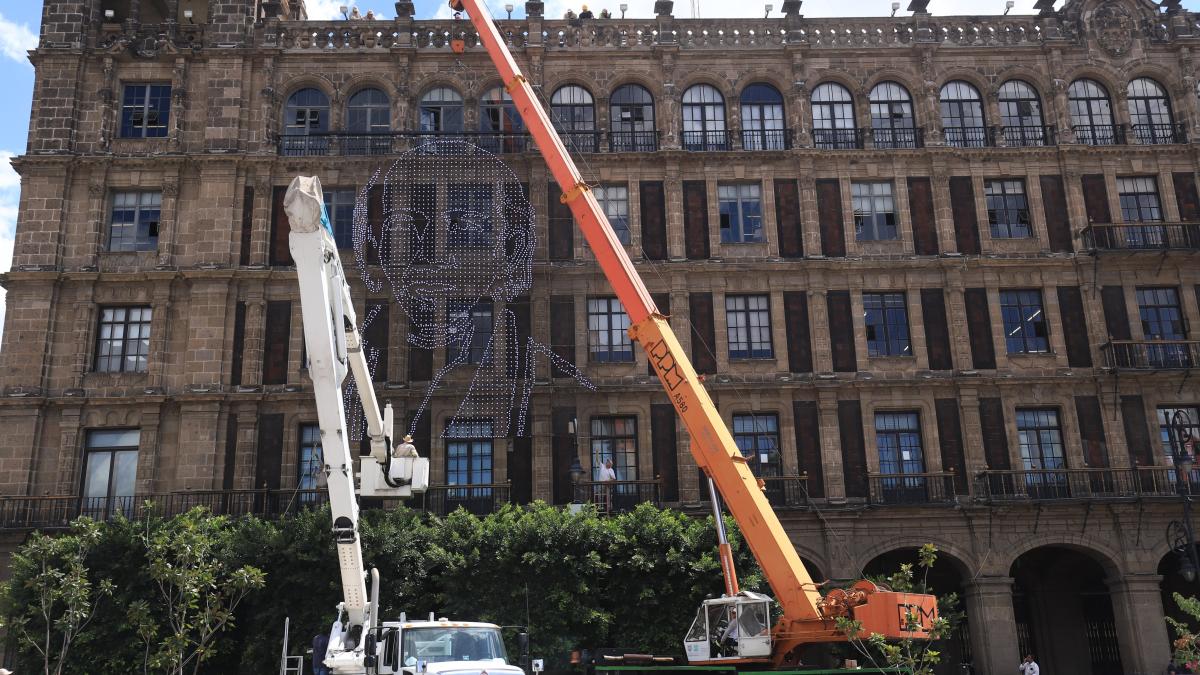 ¡Listos para septiembre! Comienza la instalación de alumbrado por fiestas patrias en Zócalo de CDMX