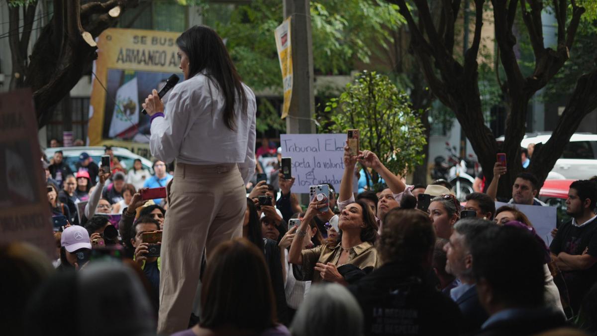 Alessandra Rojo de la Vega se manifiesta afuera del TECDMX; realiza cierre simbólico