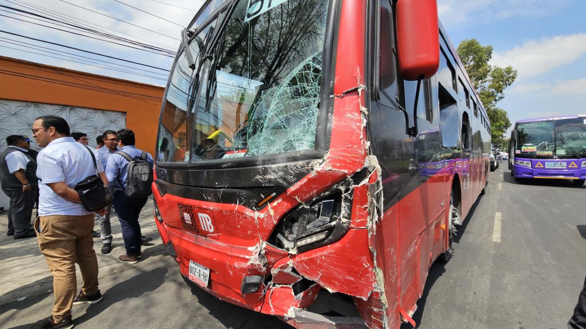 Metrobús “sin frenos” choca contra 11 autos