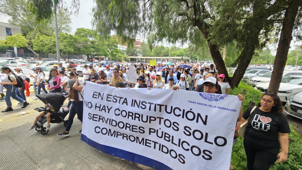 Universitarios realizan marcha en contra de la reforma judicial