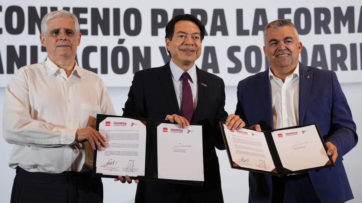 Mario Delgado firma alianza con el PSOE