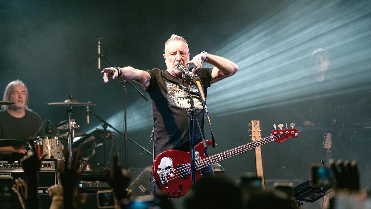 Peter Hook and The Light Deleitan con su post punk clásico