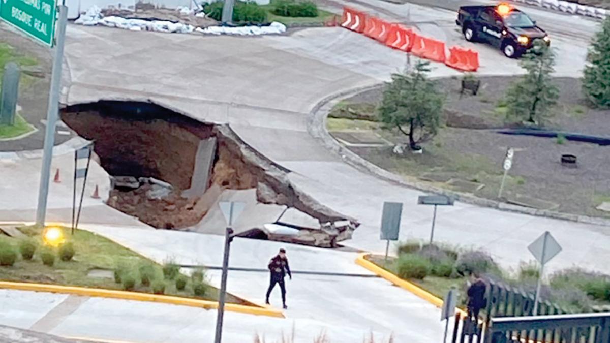 Enorme socavón se abre en Huixquilucan