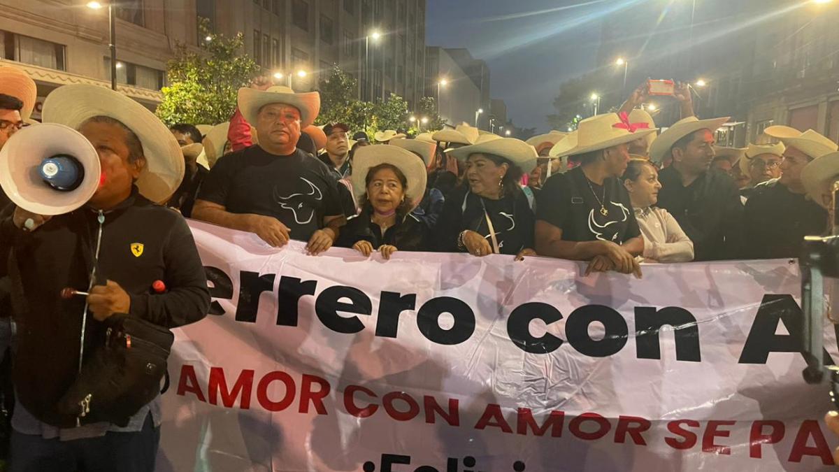 Último informe de AMLO: Simpatizantes llegan desde la madrugada al Centro de CDMX