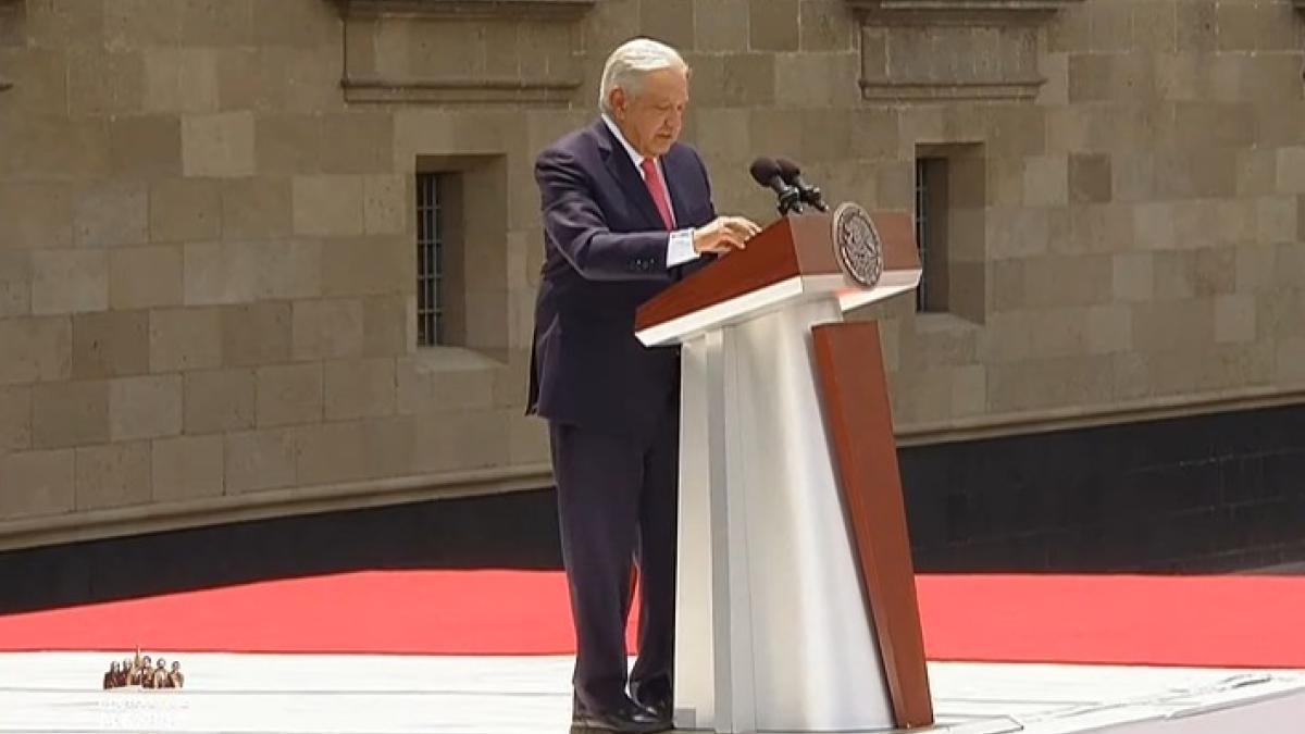 AMLO realiza consulta a mano alzada en el Zócalo sobre reforma judicial