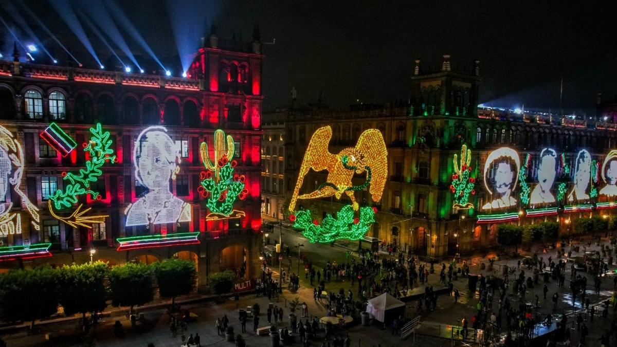 Zócalo se ilumina con águila monumental para celebrar fiestas patrias en CDMX